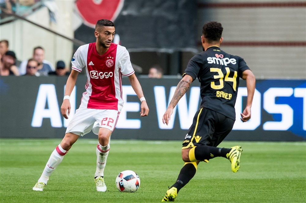 Het fotoalbum van Ziyech in een Ajax-shirt