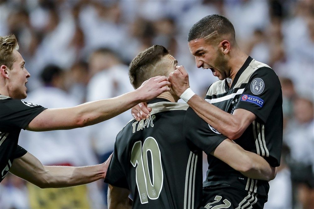 Het fotoalbum van Ziyech in een Ajax-shirt