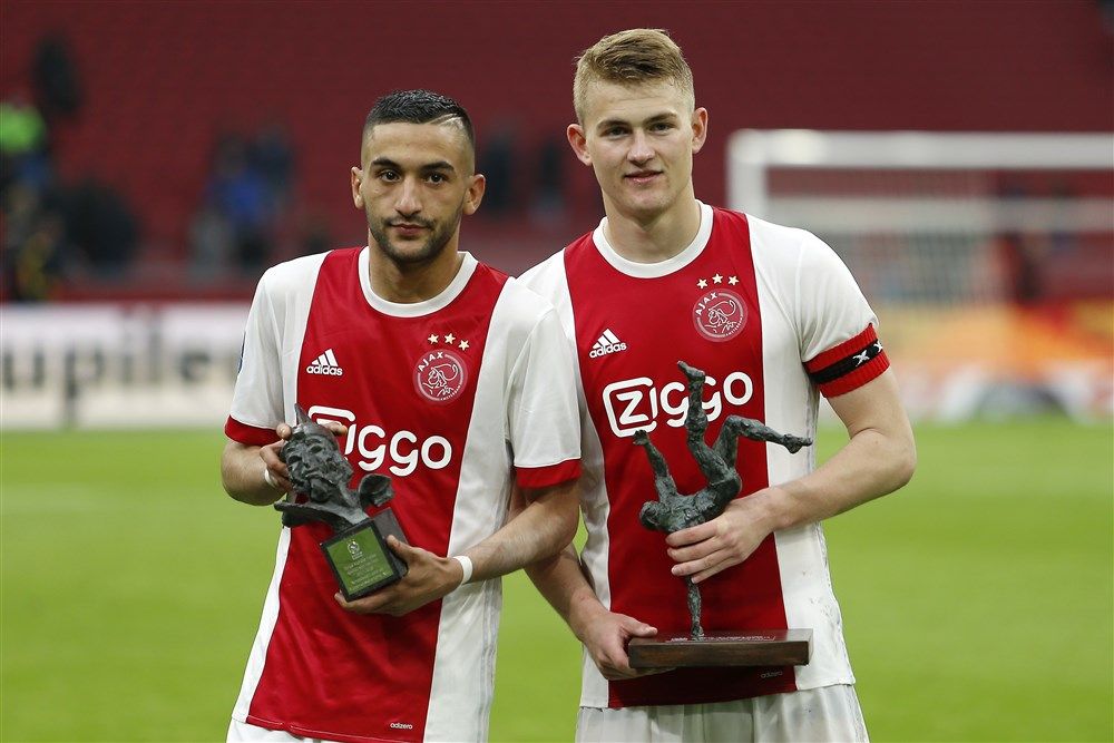 Het fotoalbum van Ziyech in een Ajax-shirt