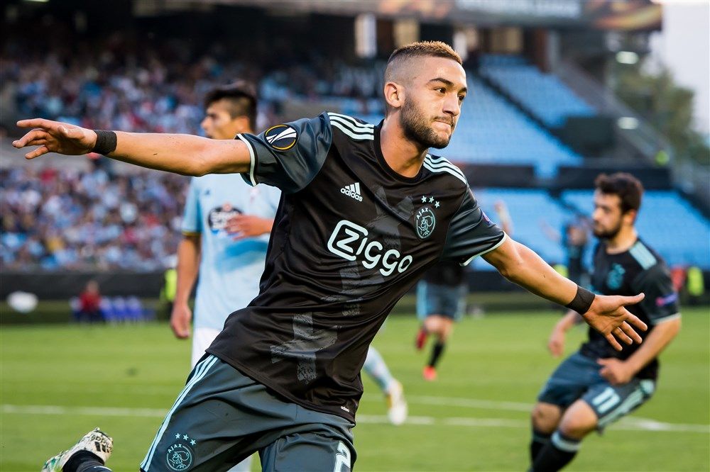 Het fotoalbum van Ziyech in een Ajax-shirt