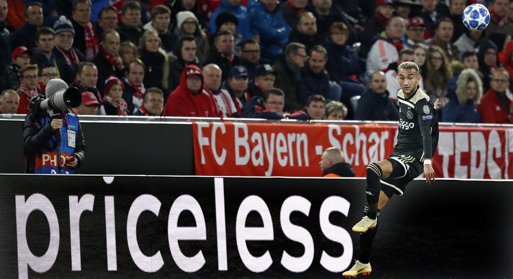 Het fotoalbum van Ziyech in een Ajax-shirt