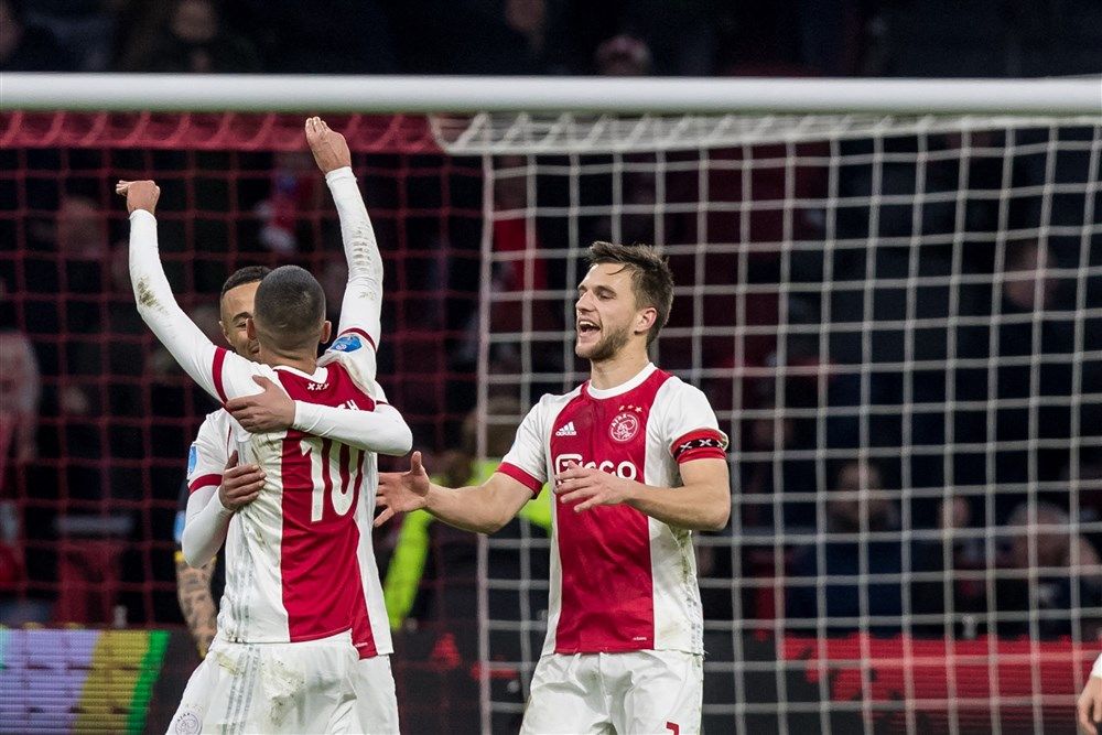 Het fotoalbum van Ziyech in een Ajax-shirt