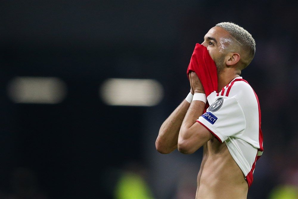 Het fotoalbum van Ziyech in een Ajax-shirt
