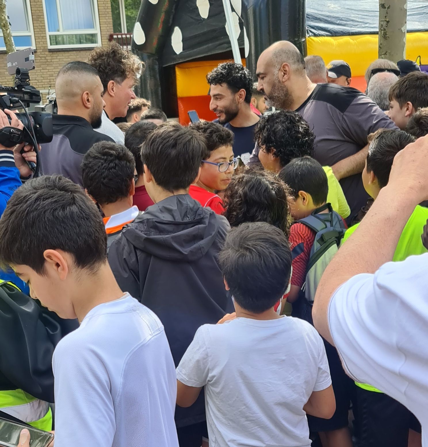 Verbinding loopt als rode draad door officiële opening A. Nouriplein