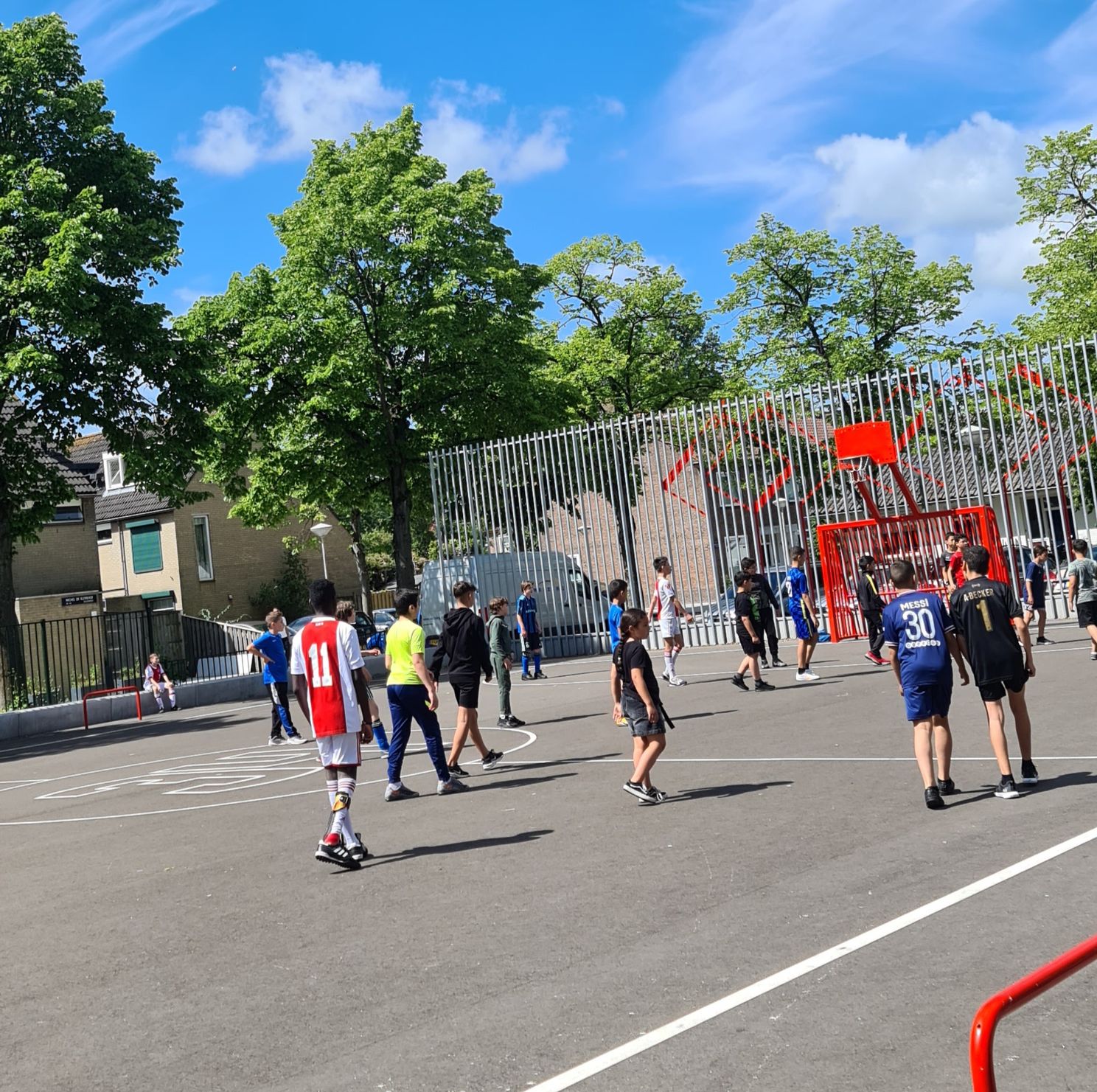 Verbinding loopt als rode draad door officiële opening A. Nouriplein