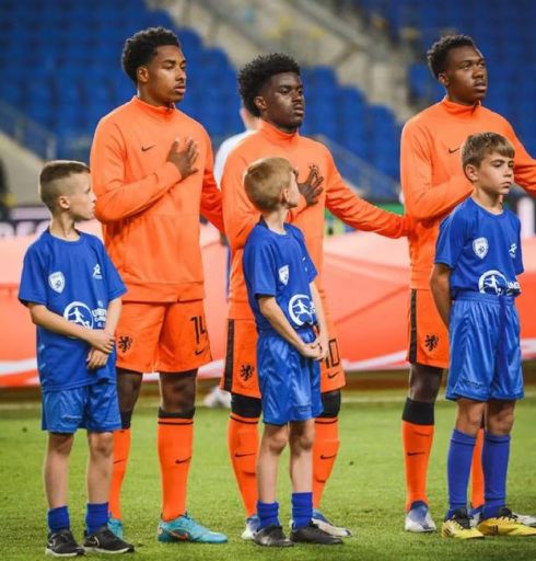 Gabriël en Silvano Vos voorafgaand aan de EK-finale met Oranje O17. De talentvolle Ajacieden hebben veel steun aan elkaar.