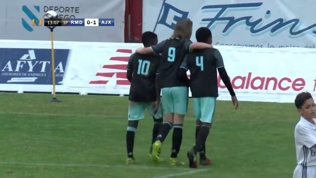Gabriël komt bij Ajax vanaf het eerste moment in een team met Silvano Vos en Julian Rijkhoff (inmiddels Borussia Dortmund). Hier juichen de toptalenten gezamenlijk na een doelpunt tegen Real Madrid.