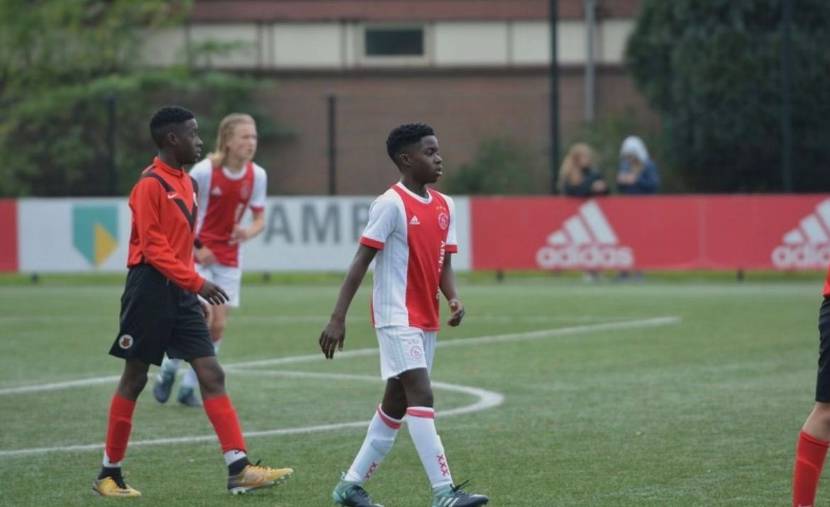 Gabriël als jonge Ajacied in actie tegen tweelingbroer Jesse, uitkomend voor het Amsterdamse AFC. Gabriël komt uit een talentvolle voetbalfamilie.