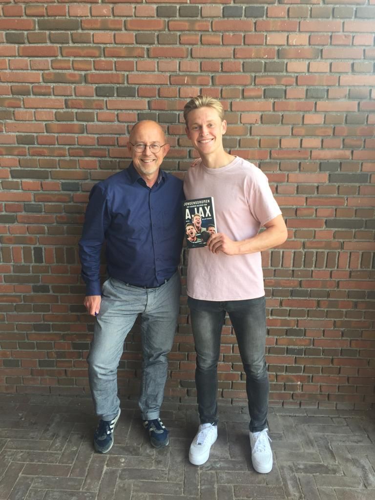Vissers overhandigde Frenkie de Jong het eerste exemplaar van 'Jongensdromen.'