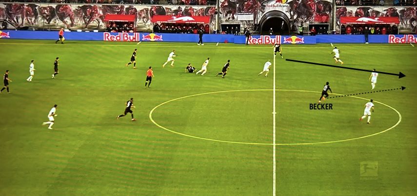 Het balbezit wordt door felle druk van de dichtstbijzijnde spelers gewonnen en Becker zoekt direct de diepte achter de verdediging.