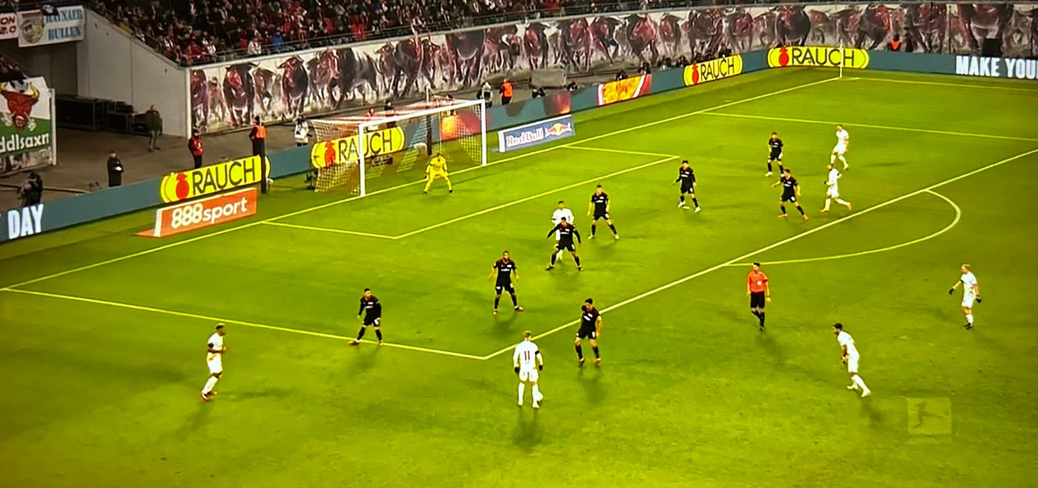 Union Berlin staat met acht spelers in of rond het eigen strafschopgebied. Alleen de twee aanvallers staan iets hoger op het veld en zijn in deze situatie niet in beeld.
