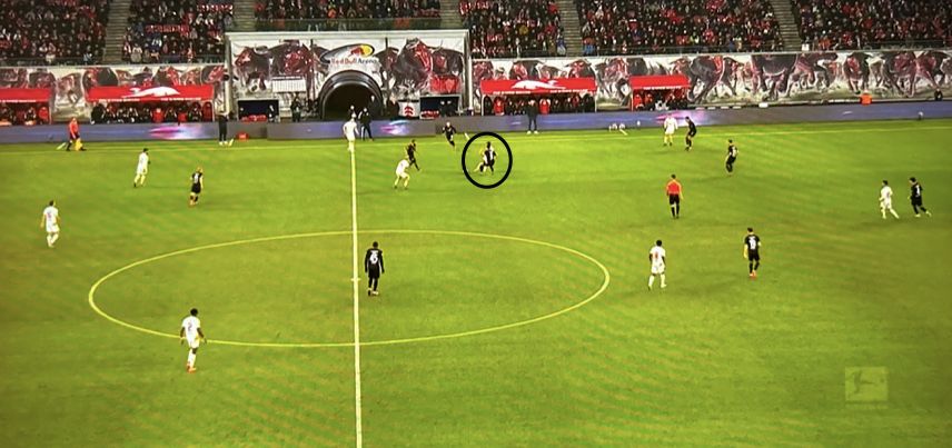 RB Leipzig combineert snel en creëert ruimte om door de as van het veld te voetballen, maar de dreigende aanval wordt door Union Berlin in de kiem gesmoord met een overtreding op het middenveld.