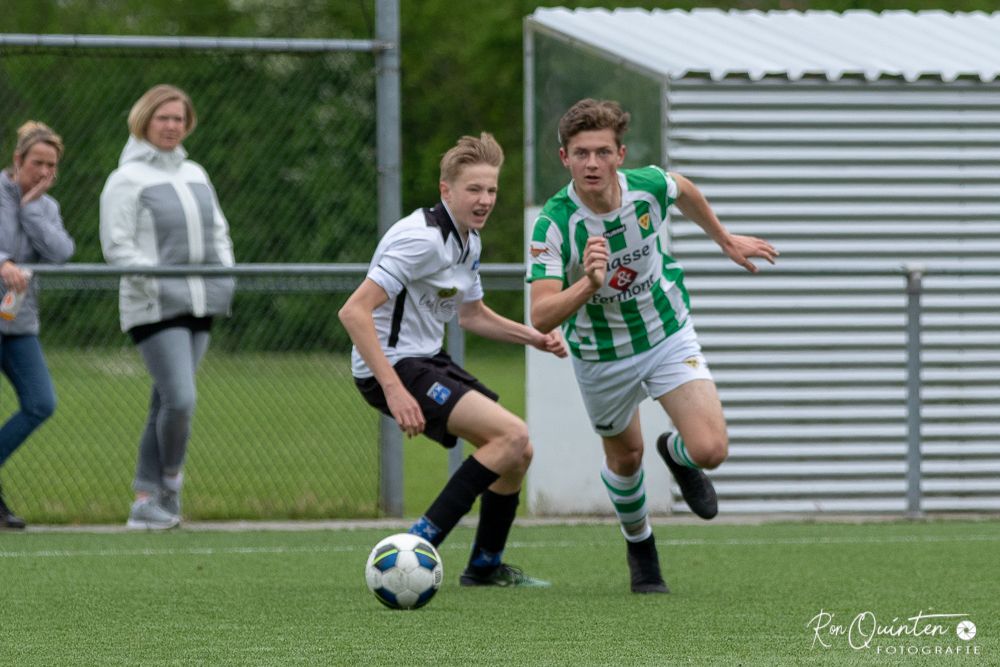 Olivier in actie als speler van V.V. Kloetinge. 'Hij werd toen op een gegeven moment de Messi van Kloetinge genoemd. Geen verkeerde bijnaam, haha.'