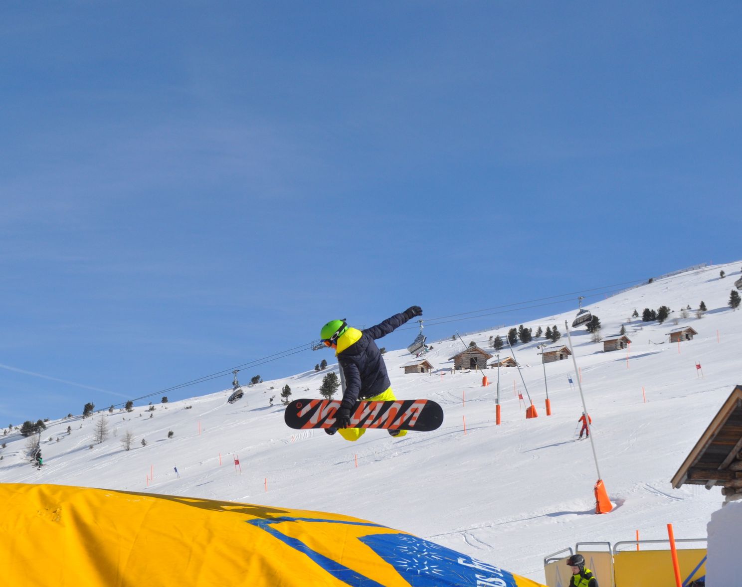 Olivier als snowboarder. 'Wintersport is onze favoriete vakantie. We gingen altijd één of twee keer per jaar skiën, maar dat zit er nu niet meer in.'