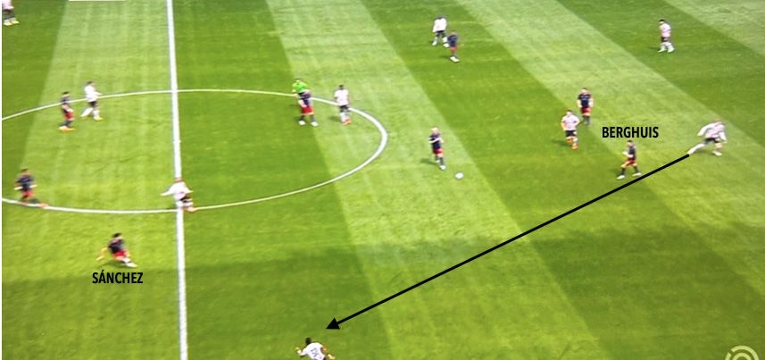 Hoewel Berghuis in het voorgaande beeld duidelijk nog even over zijn schouder kijkt en moet hebben gezien dat Sánchez te ver weg is om door te dekken, besluit Berghuis tóch om zelf wel door te jagen. Met één pass kunnen de vijf voorste Ajacieden hierdoor gemakkelijk worden uitgespeeld en komt Ajax in ondertal tegen een gevaarlijke PSV-uitbraak terecht.
