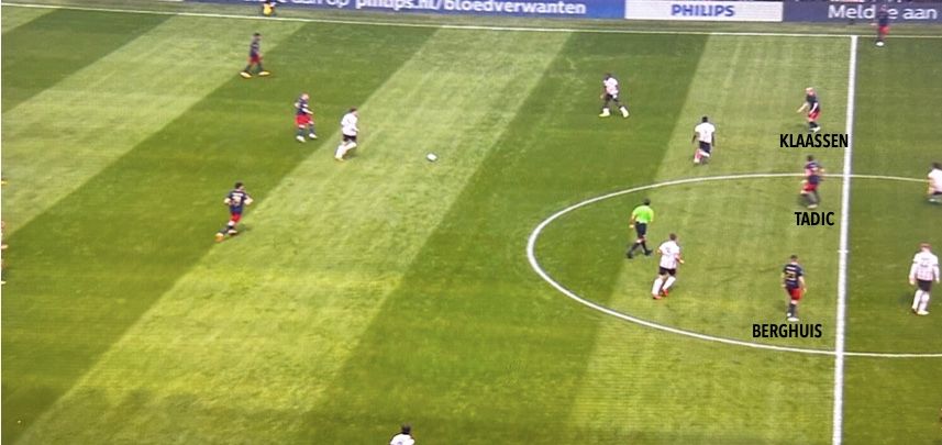 Een nagenoeg identiek beeld, maar dan iets hoger op het veld: Berghuis, Tadić en Klaassen staan exact op dezelfde lijn en willen de bal in hun voeten. Ajax zou veel dreigender en moeilijker te verdedigen zijn als minimaal één van deze drie spelers voor diepgang zou zorgen.