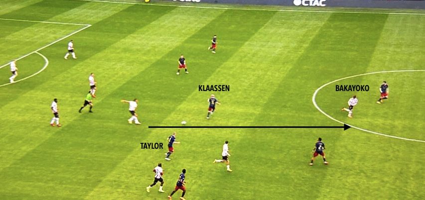 In plaats daarvan besluit Klaassen om hoog door te dekken, maar doordat Taylor nog te ver weg is komt hiermee het halve veld open te liggen. Het levert een enorme kans op voor Bakayoko.