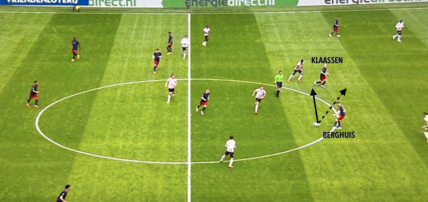 Berghuis wordt ingespeeld en wil de bal in één keer in de loop meegeven van Klaassen, maar zijn kaats is slecht en eindigt achter de diepgaande middenvelder. Zo ontneemt Ajax zichzelf de kans op een dreigende aanval.
