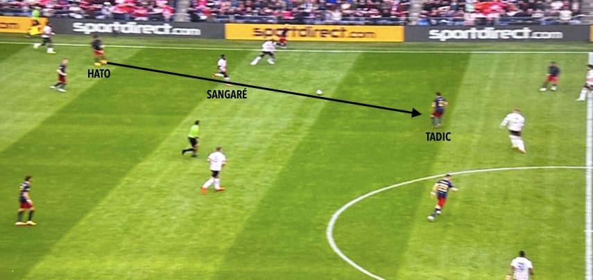 Hato bereikt Tadić met een goede bal tussen de linies en er ligt voor Ajax ruimte om uit te breken. De aanname van Tadić springt echter van zijn voet af, waarna hij in duel met Sangaré met wat theater naar de grond gaat. Kans op een dreigende uitbraak verkeken.