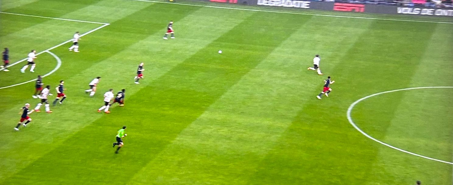 Drie seconden later ligt het na Ajax’ balverlies hierdoor weer helemaal open en countert PSV zich naar het derde doelpunt.
