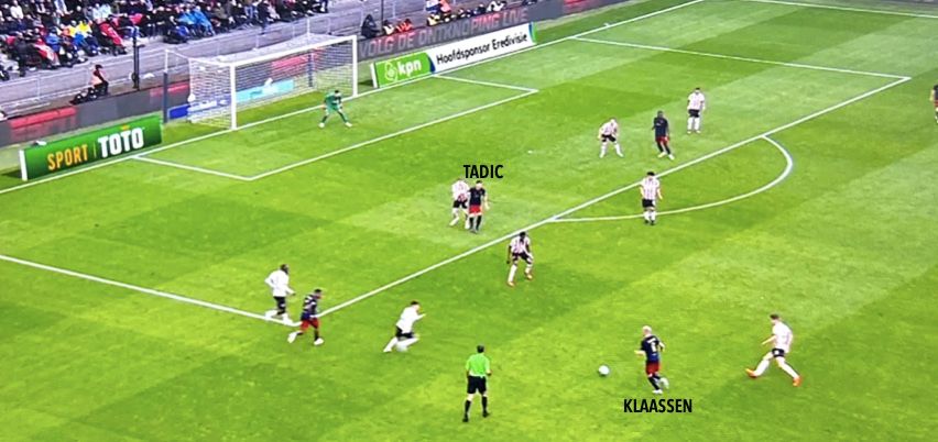In aanloop naar de 3-0 van PSV speelt zich iets soortgelijks af. Klaassen is hoog op het veld aan de bal, terwijl ook Tadić - op dit moment aanvallende middenvelder - erg hoog staat. Taylor zou nu moeten herkennen dat hij op dit moment de controle moet bewaken.