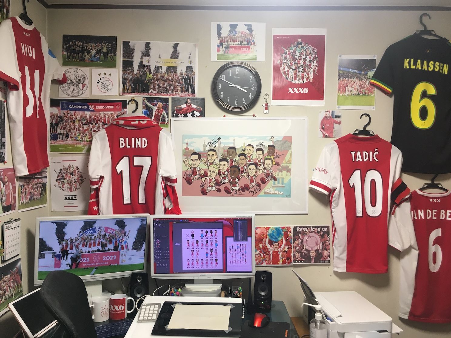 De werkplek van Tom, waar zijn voorkeur voor Ajax niet onder stoelen of banken wordt geschoven.