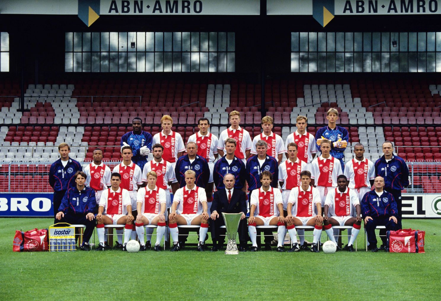 Ajax poseert met de gewonnen UEFA Cup. Stefan Pettersson zit als derde van links op de eerste rij. De UEFA Cup-winst was zijn hoogtepunt bij Ajax. ‘Dat ik het winnende doelpunt maakte? Nee, daar denk ik niet zoveel aan. Ik denk meer aan dat we de beker hebben gewonnen.’