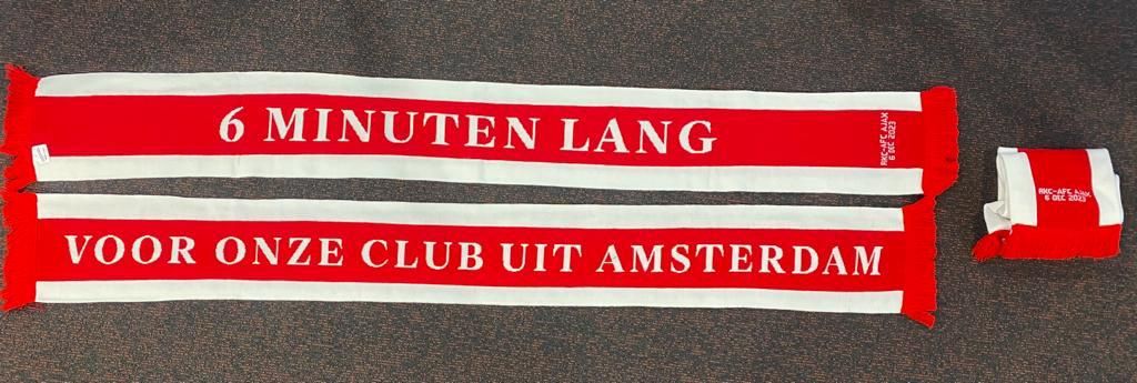Ajax bedankt fans in Waalwijk met unieke sjaals en een gratis consumptie