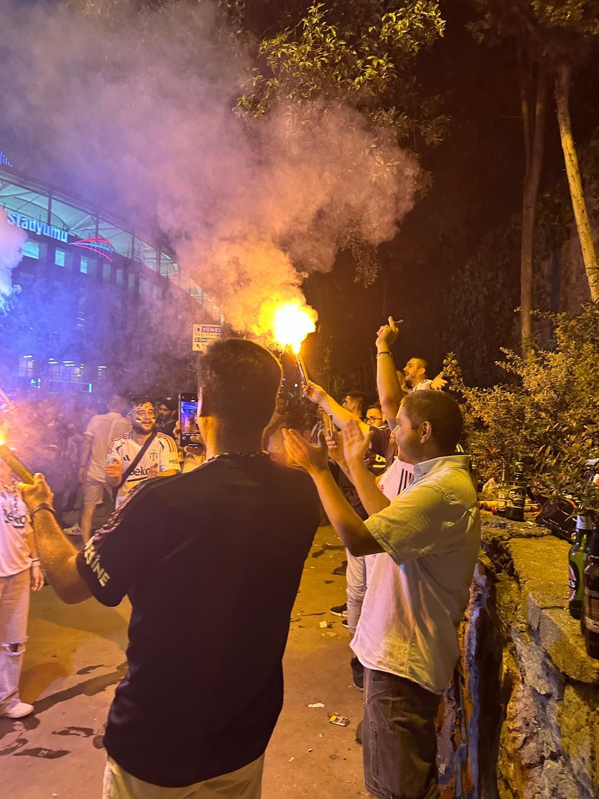 Beşiktaş-fans: 'Cafés zitten ver voor de wedstrijd al vol, vaak is dat nog mooier dan de wedstrijd'