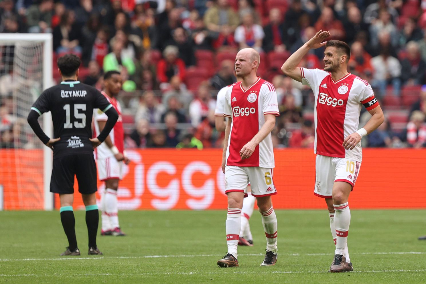 Klaassen schrok na vertrek Tadic: 'Dusan houdt van Ajax, dus zijn vertrek kwam hard aan'