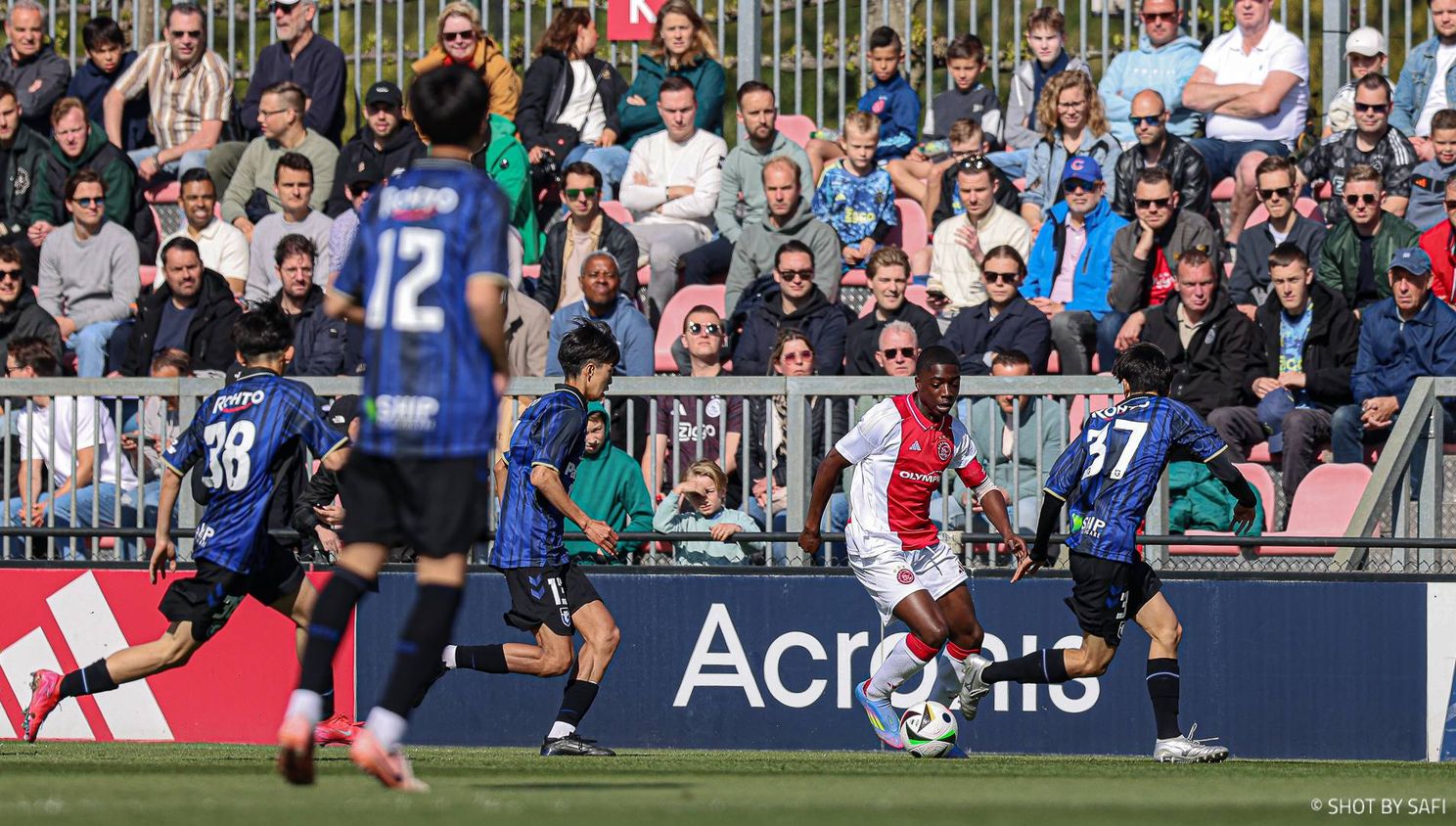 Ajax begint uitstekend aan de Future Cup en verslaat partnerclub Gamba Osaka