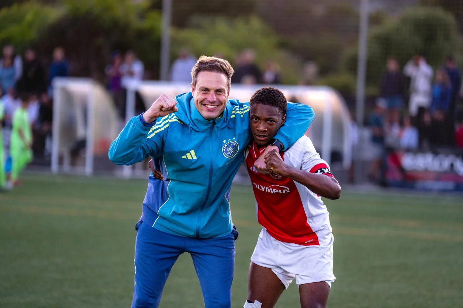 Kweekvijver: Farioli bericht Ajax-talenten: ‘Goed gedaan tegen Barça, succes tegen Real’