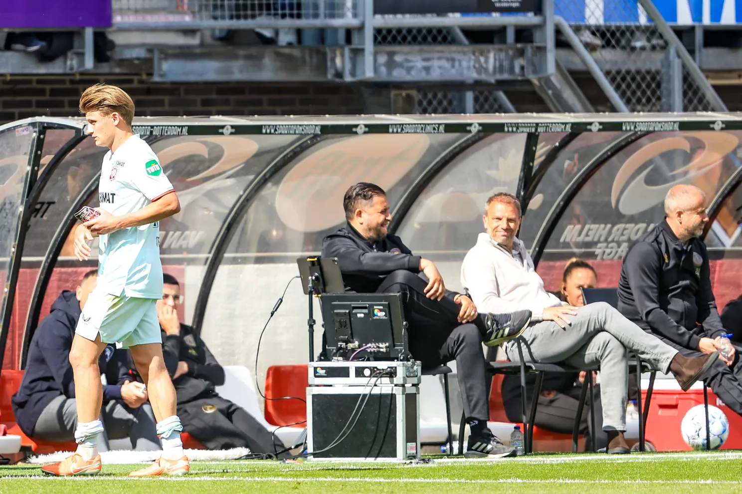 Goes speelt hoofdrol bij zege AZ met goal en rode kaart; Steijn scoort weer tegen club van zijn vader