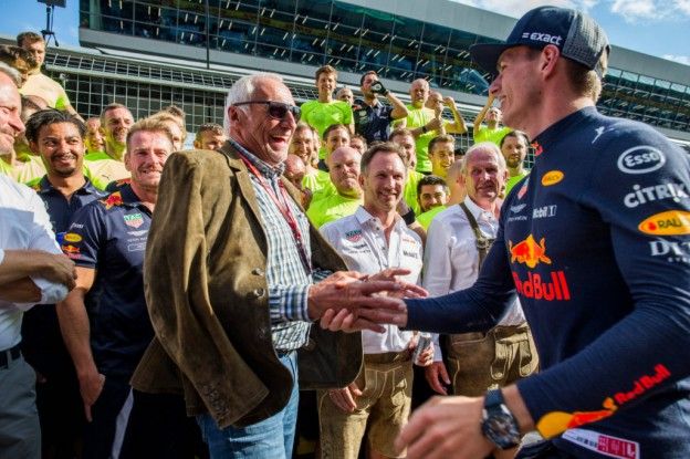 Dietrich Mateschitz (eigenaar Red Bull, red.) feliciteert Max Verstappen na zijn overwinning op de Red Bull Ring. (Foto: Red Bull Content Pool/Getty Images)