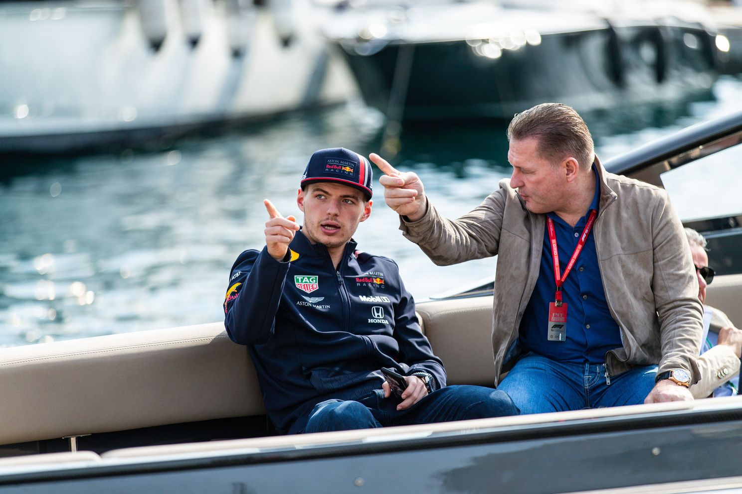 Achter de Pitbox | Verstappen junior wijst Verstappen senior de weg