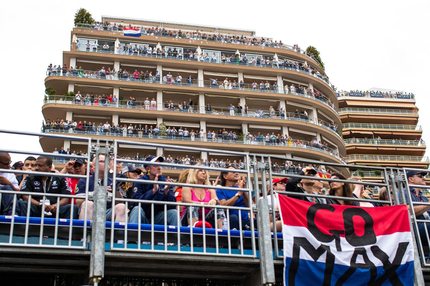 Achter de Pitbox | Verstappen junior wijst Verstappen senior de weg