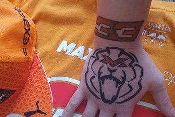 Deze Verstappen-fan tatoeëerde het ontwerp van Verstappens helm op zijn hand