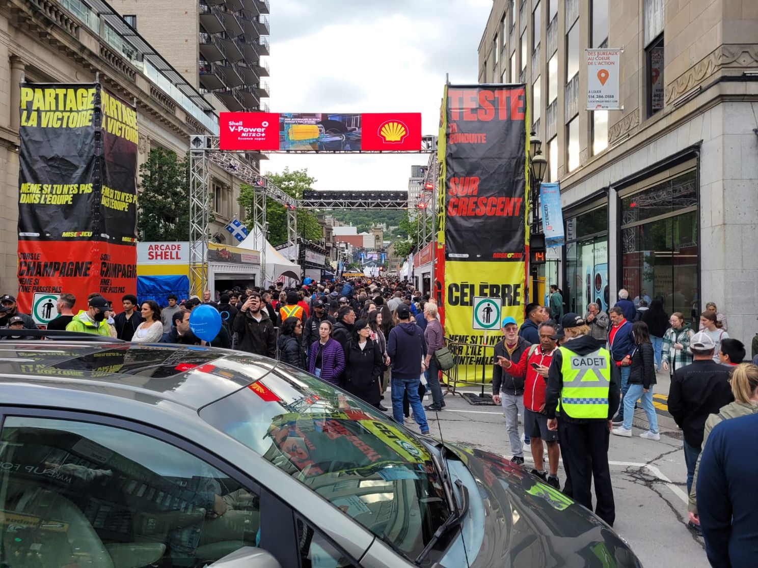 Een volledige straat van Montreal in Ferrari-thematiek, met een 3d-model van een Ferrari-bolide erbij.&nbsp;