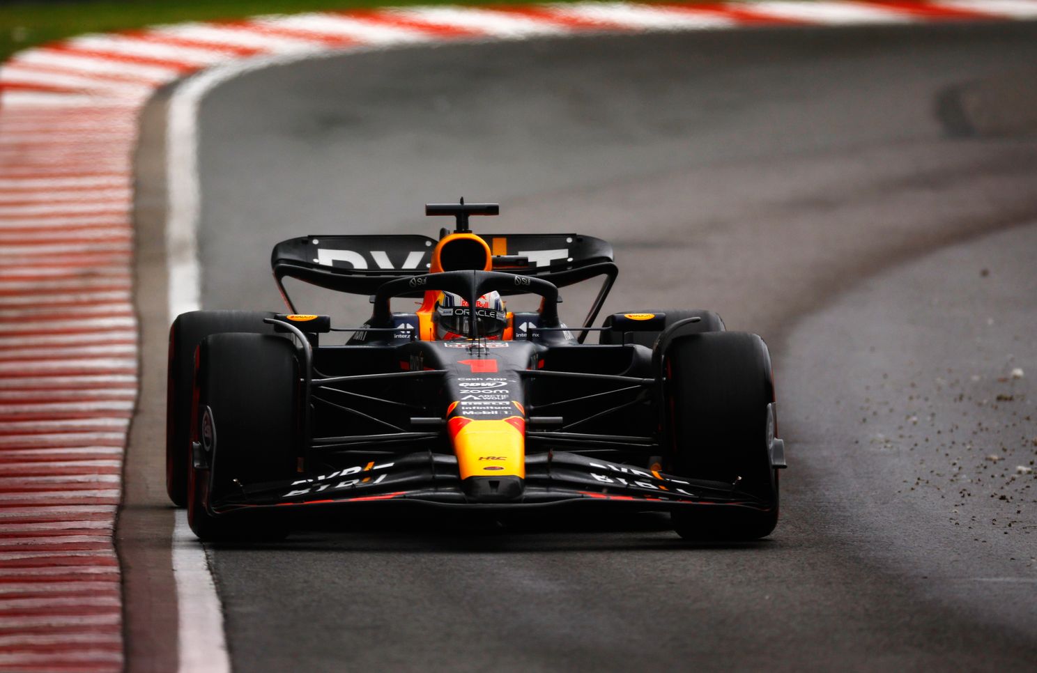 Windsor points out where Verstappen makes the difference: 'He manipulates the car, as it were'