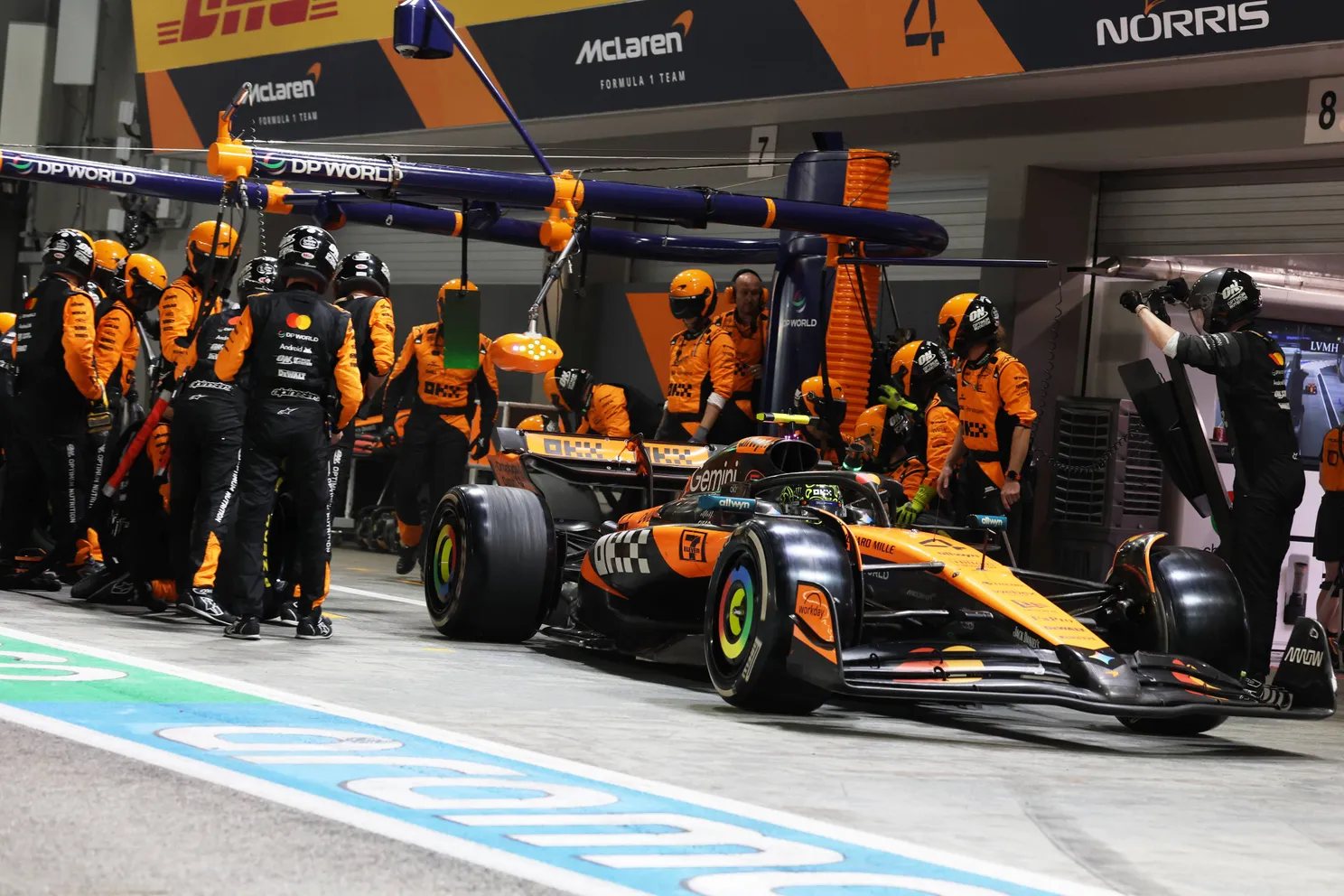 lando-norris-race-singapore-2025-mclaren-pitstop