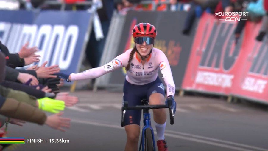 Van Anrooij werd in februari nog wereldkampioen in het veld bij de beloften, nu maakt ze het mooie weer op de weg - bij de elite.