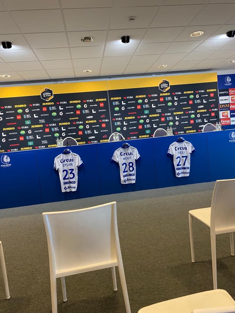 Dylan, Wout en Tiesj op de AA Gent-shirts