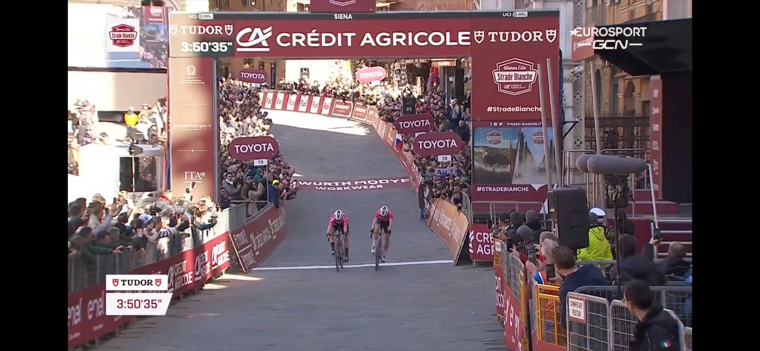 Dolle boel in Siena: Vollering rekent af met loslopend paard en ploeggenote Kopecky in Strade Bianche