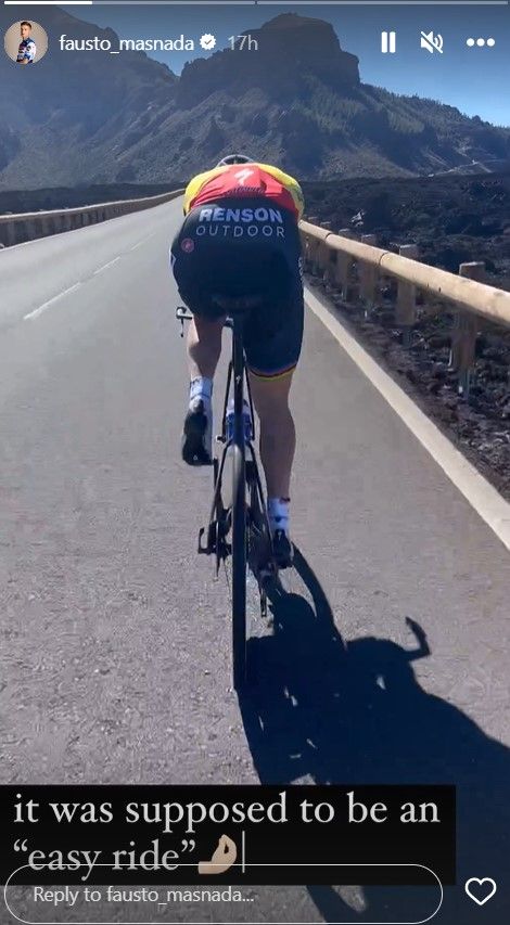 Ondertussen in het peloton | Van Aert krijgt lachers op zijn hand na hardlooprondje