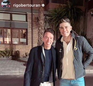 Ondertussen in het peloton | Van Aert krijgt lachers op zijn hand na hardlooprondje