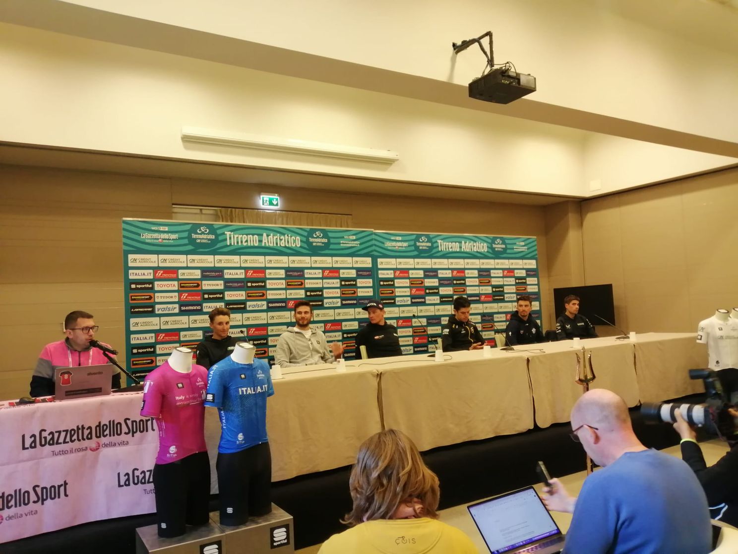 Van Aert (derde van rechts) moest er zondagmiddag aan geloven bij de persconferentie voor de Tirreno.