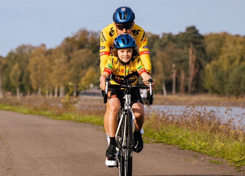 Ondertussen in het peloton | Van Aert krijgt lachers op zijn hand na hardlooprondje