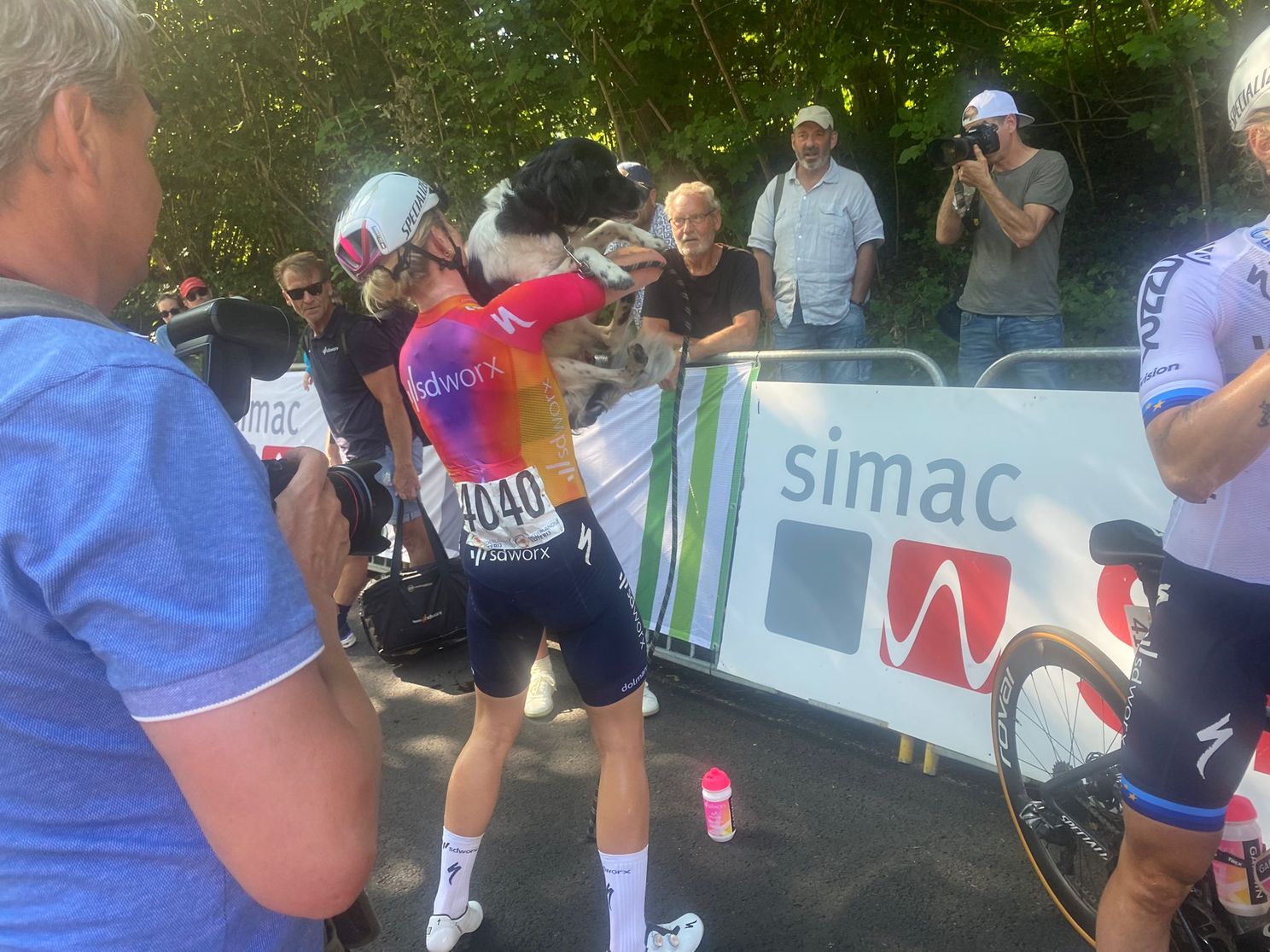 Waarom Demi Vollering zich tijdens NK meermaals excuseerde bij rivale Annemiek van Vleuten