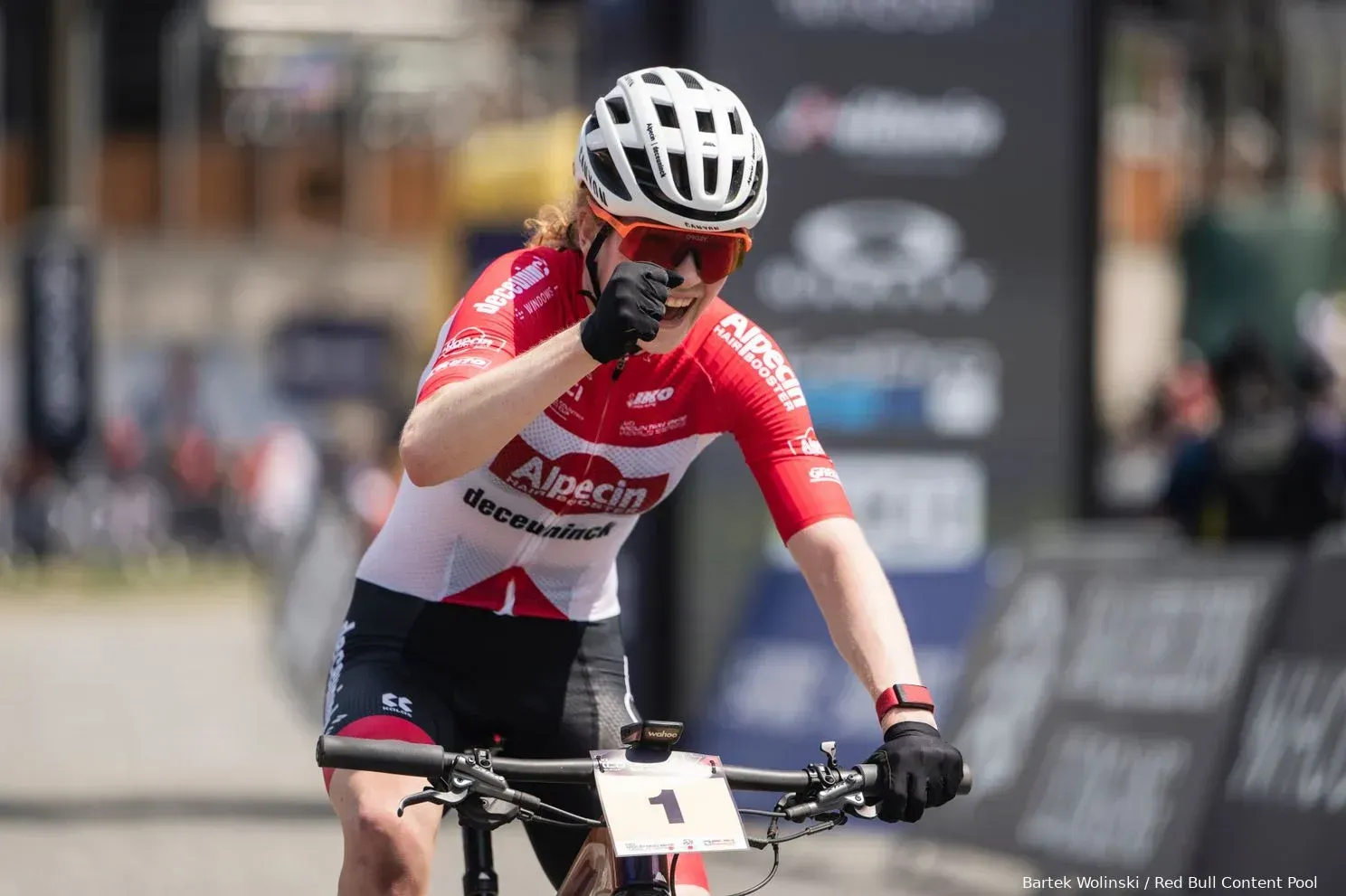 Meanwhile in the Peloton | Van der Poel laces up and hits the ground running under the Spanish sun