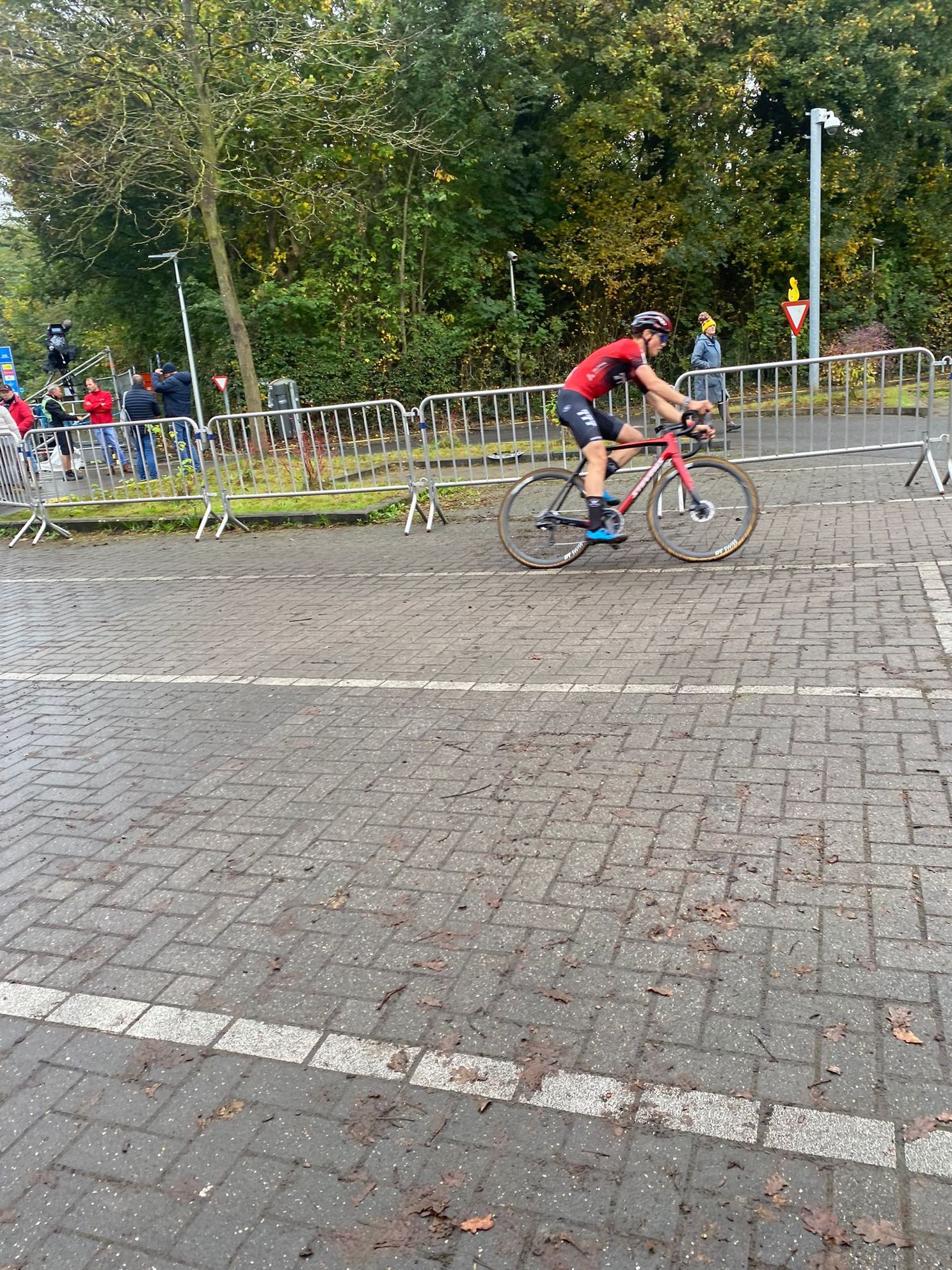 Op moeilijke dag voor beloftencross pakt Van den Eijnden eerste podium: 'Wat er is gebeurd, is superheftig'